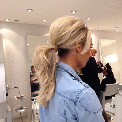 blondă ponytail for layered hair