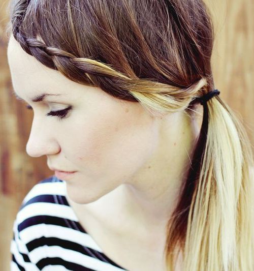 lätt side braid and pony hairstyle
