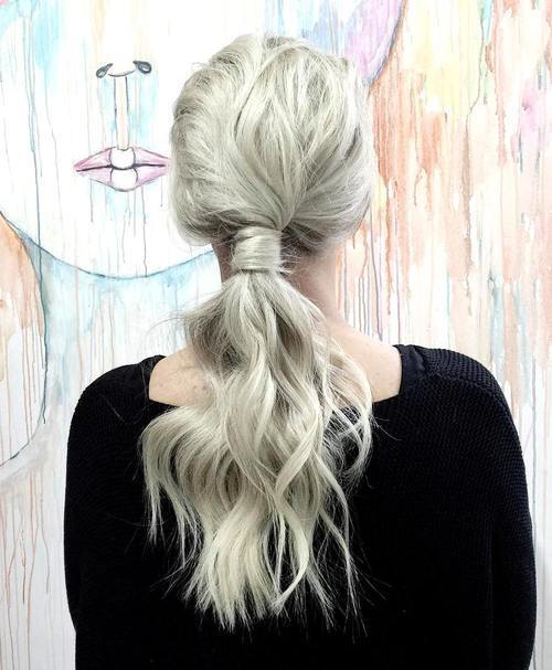 lång low blonde tousled ponytail