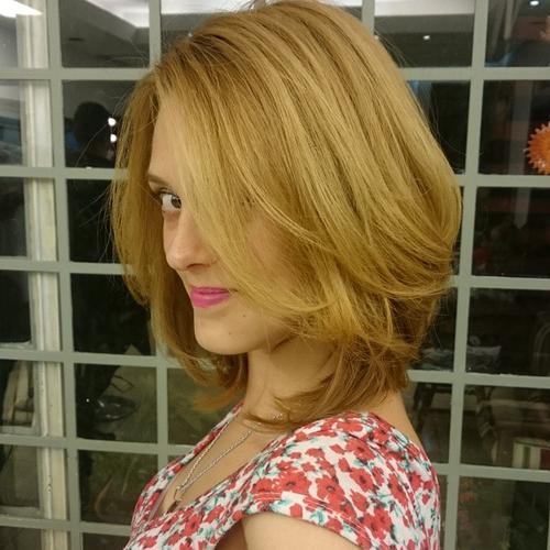 средња layered ginger blonde hairstyle