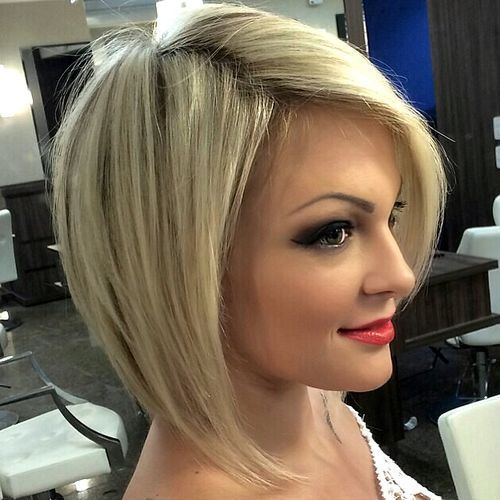 blondínka angled bob for thin hair