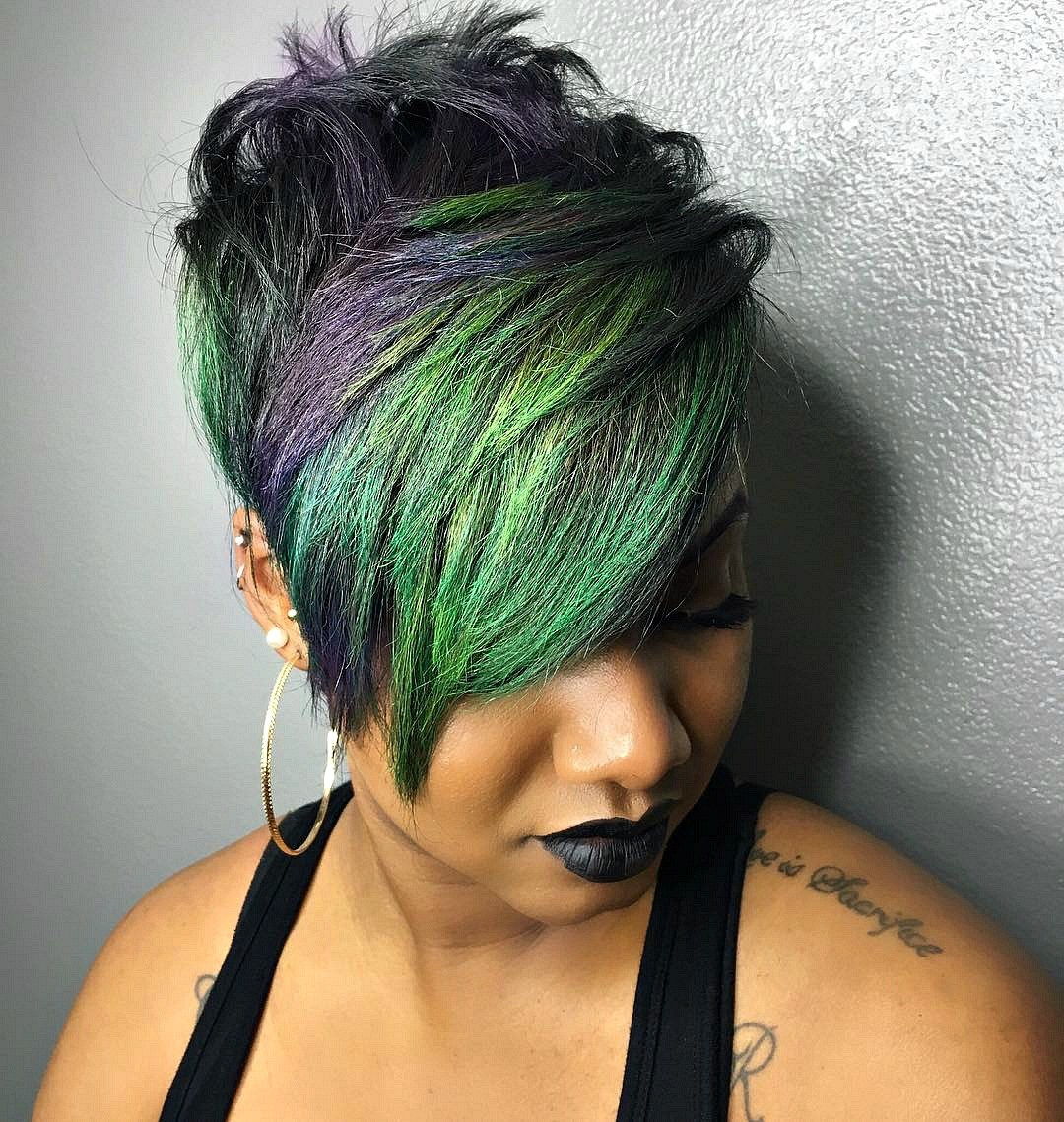 Svart Pixie With Green And Purple Bangs