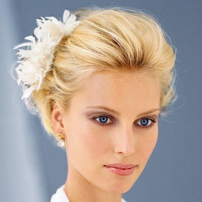 krátky wedding hairstyle with hair flowers