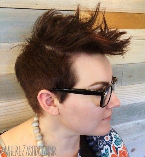Kvinnor's Spike Long Top Short Sides Hairstyle