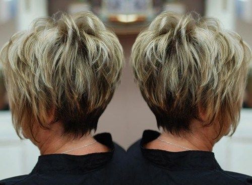 krátky feathered haircut for older women