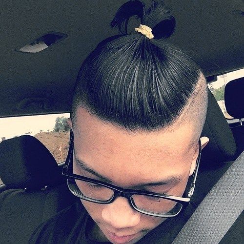 дуго top short sides hairstyle for Asian men