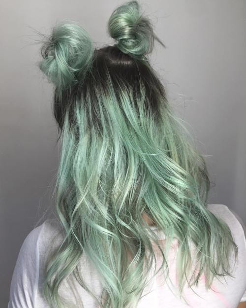 Pastell Green Hair With Black Roots