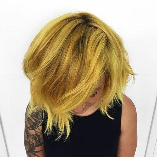 kort layered golden blonde hairstyle