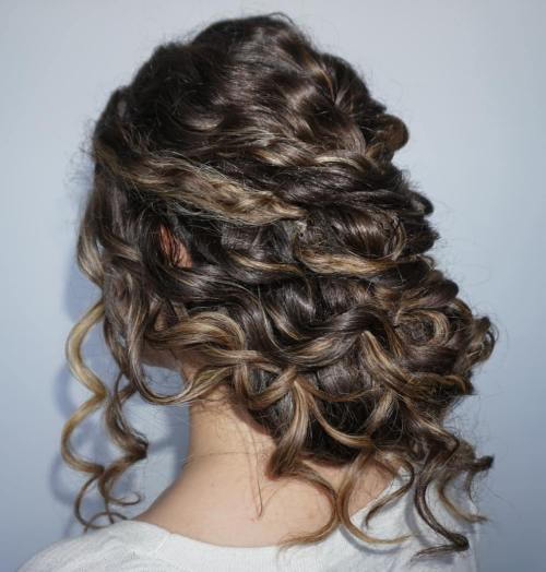 Låg Curly Updo For Long Hair
