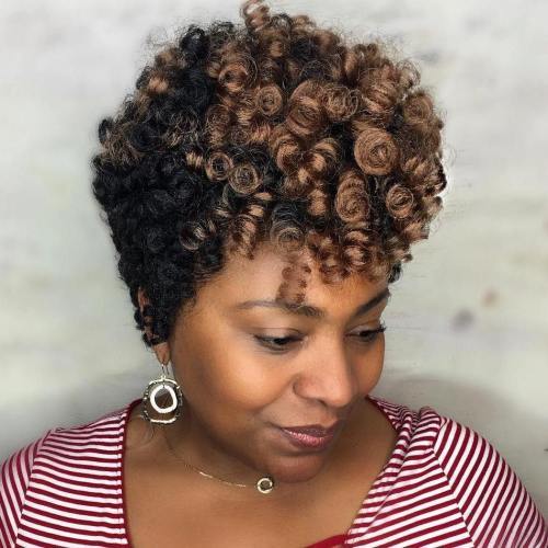 Kort Curly Crocheted Hairstyle