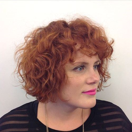 Kort red curly hairstyle with bangs