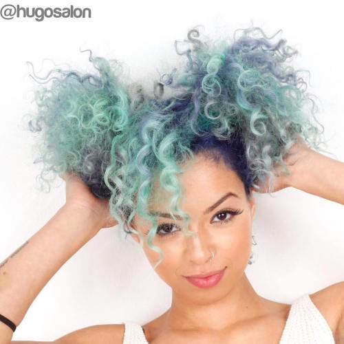 Pastell Teal Natural Hair With Blue Roots