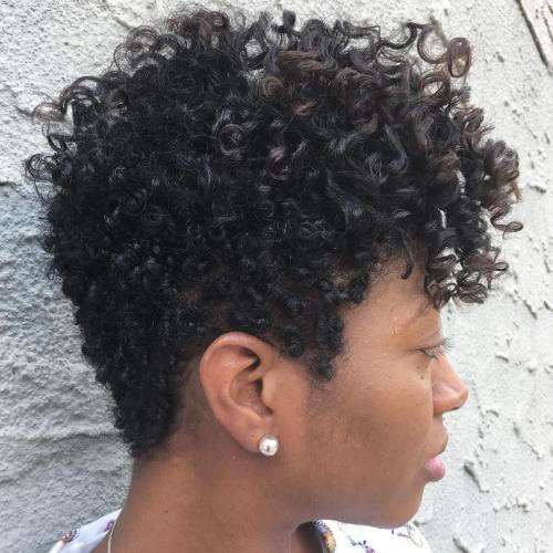 Svart Curly Tapered Haircut For Women