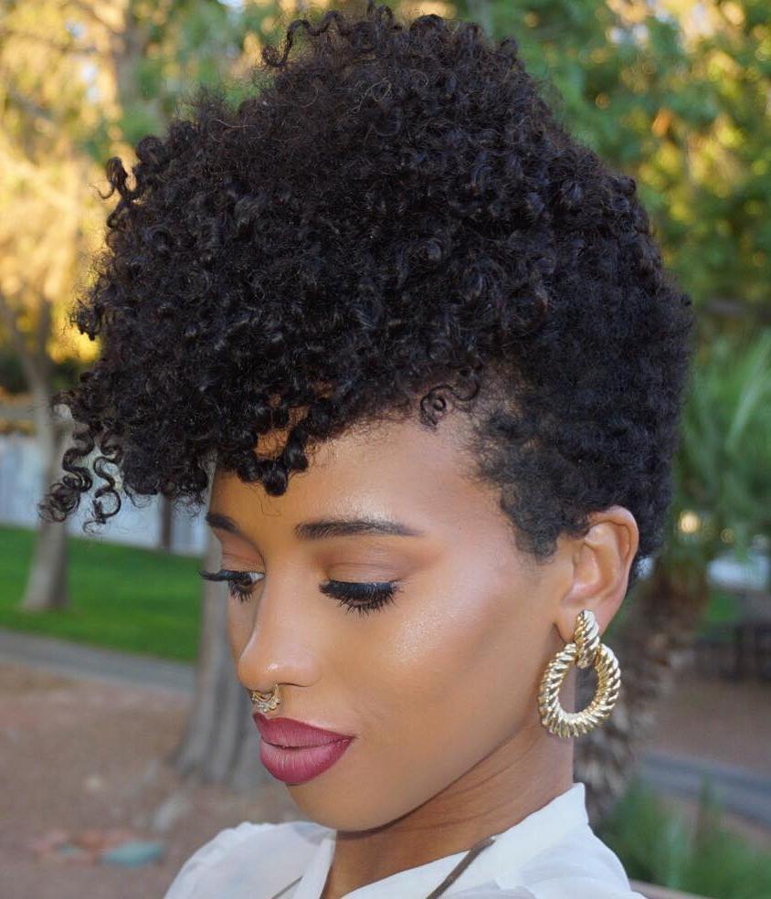 Kort Curly Black Hairstyle With Bangs
