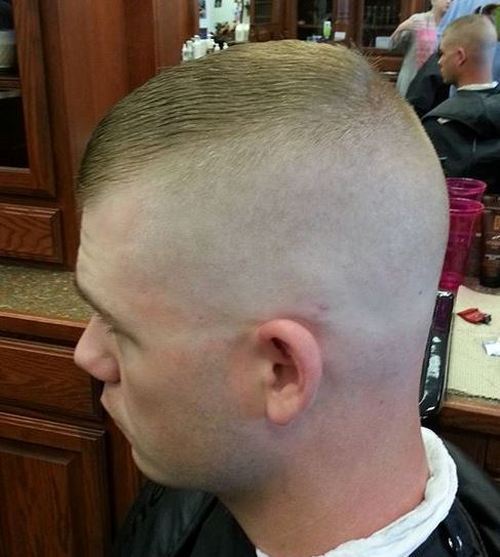 polovičná shaved military haircut