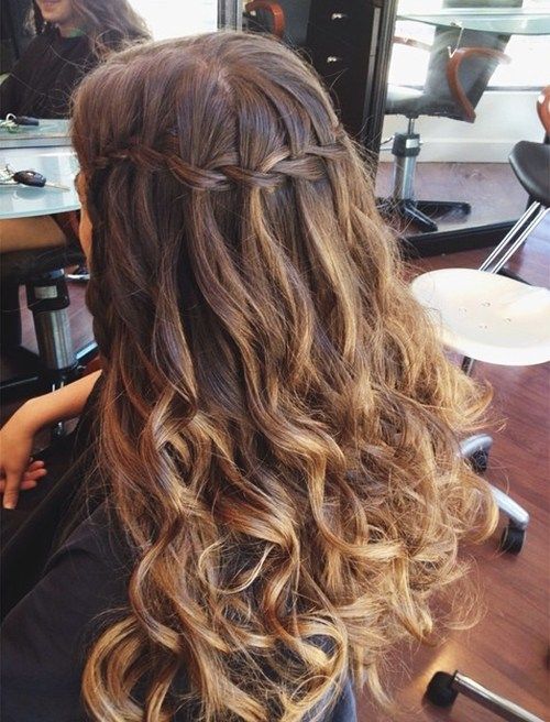 cascadă braid with curls
