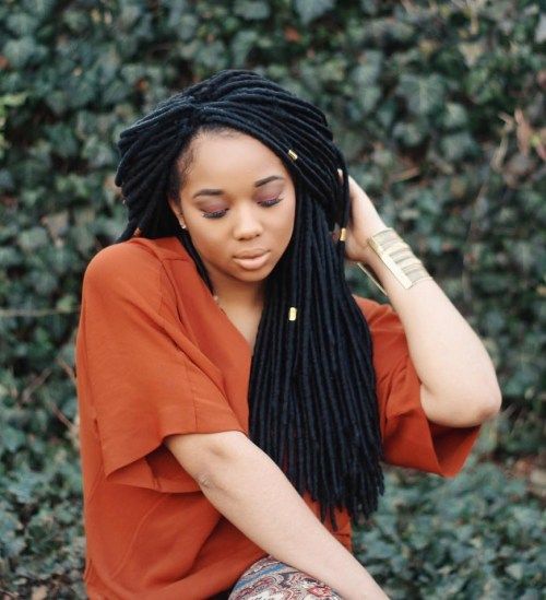 Svart Faux Locs With Beads