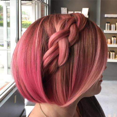 krátky pastel pink hairstyle with a braid