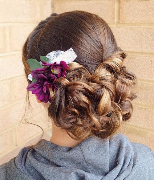 nízky curly updo with flowers