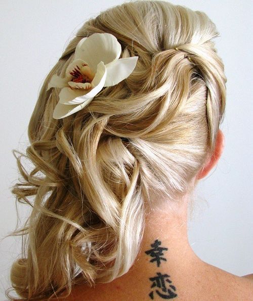 bočné wedding hairstyle with a flower