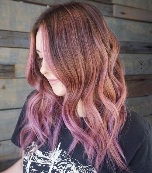 hnedý hair with subtle pink highlights