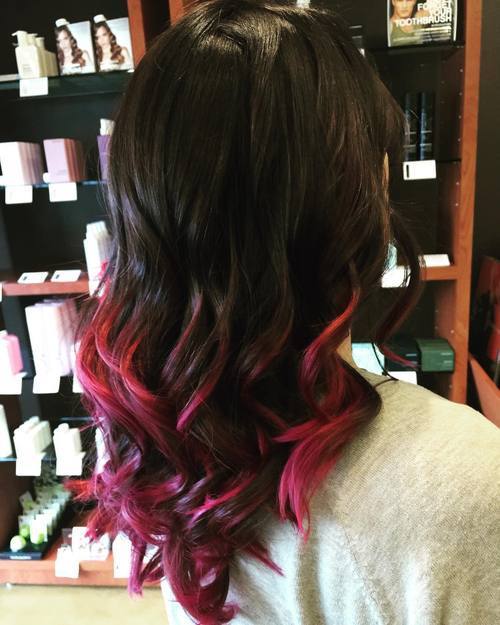 svart hair with pink ends