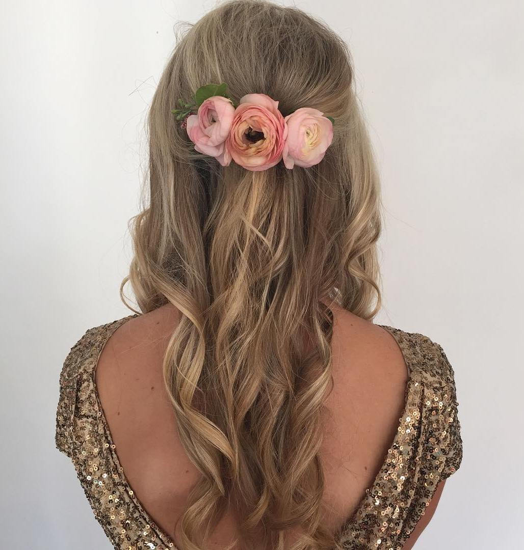 prostý Curly Hairstyle With Hair Flowers