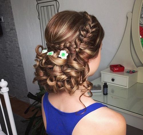 nízky curly updo for bridesmaids