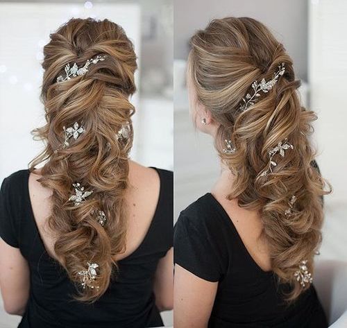 svadobné curly downdo with hair flowers