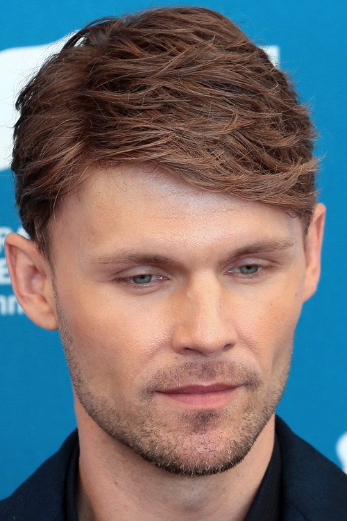текстурирано side-parted men's hairstyle