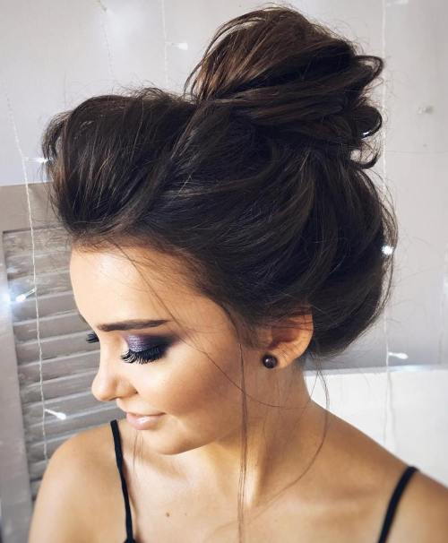 objemný Messy Bun With Teased Roots
