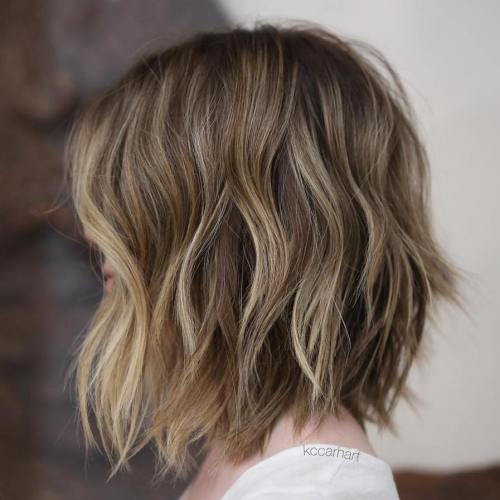 crăpat Brown Bob With Sun-Kissed Highlights