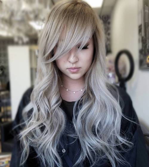 Lång Tousled Wavy Hairstyle With Bangs