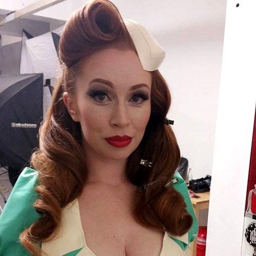 zakrivljen pin up hairstyle with rolled bangs