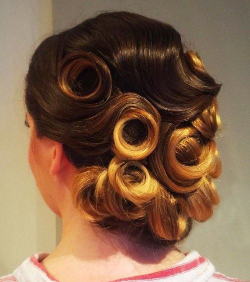 uhladený Curly Pin Up Hairstyle