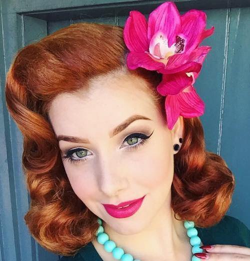 Srednje Red Pin Up Hairstyle
