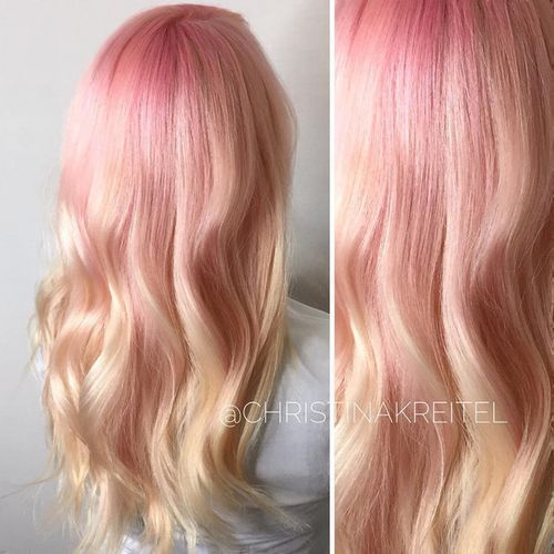 krämig blonde hair color with pastel pink roots