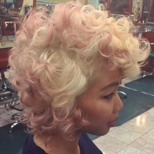 Blondínka And Light Pink Curly Hairstyle