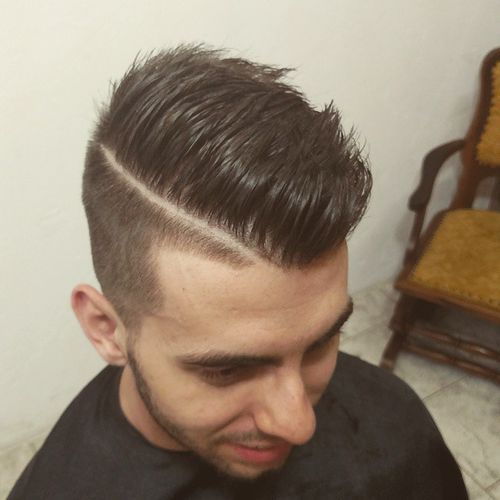 Herr undercut hairstyle with a side part