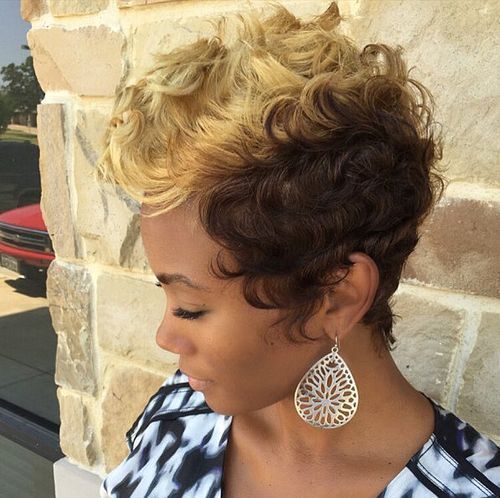 krátky curly blonde and brown hairstyle for black women