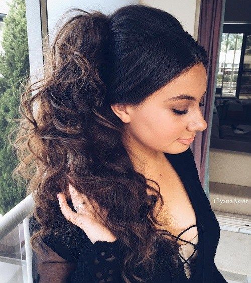 Lång Curly Side Ponytail With A Bouffant