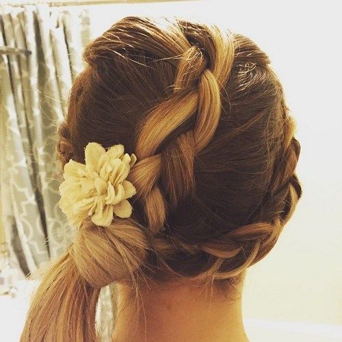 flätad hairstyle with a side ponytail