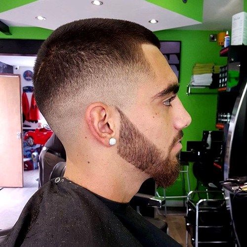 krátky fade haircut with facial hairstyle