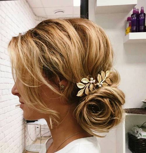 Лепа loose messy updo