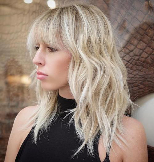 Blondă Layered Hairstyle With Bangs