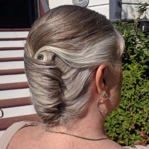 Äldre Women's French Roll Updo