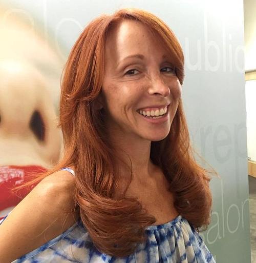 lång red hairstyle for older women