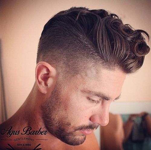 kučeravý pompadour hairstyle for men