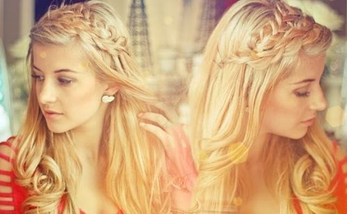 lång downdo hairstyle with two crown braids
