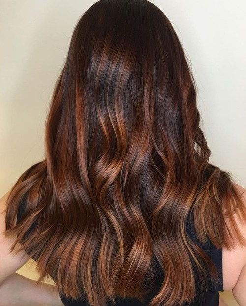 tmavý brown hair with caramel ombre highlights
